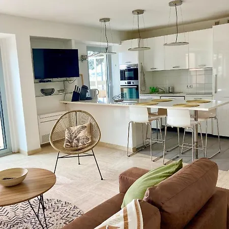 Appartement Grand Duplex Climatise Avec Terrasse Face A La *